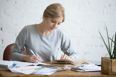 MUJER ESCRIBIENDO